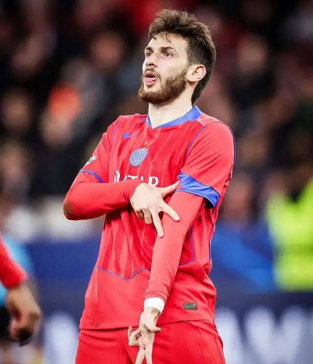 3-0完胜！金球得主沉默，巴黎圣日耳曼强势双杀切尔西，顺利挺进欧冠八强