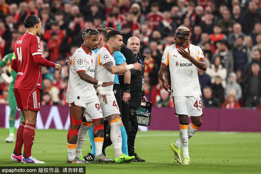 六万一千人在安菲尔德见证重逢：多特传奇与利物浦传奇2比2战平，克洛普回归教席旁观